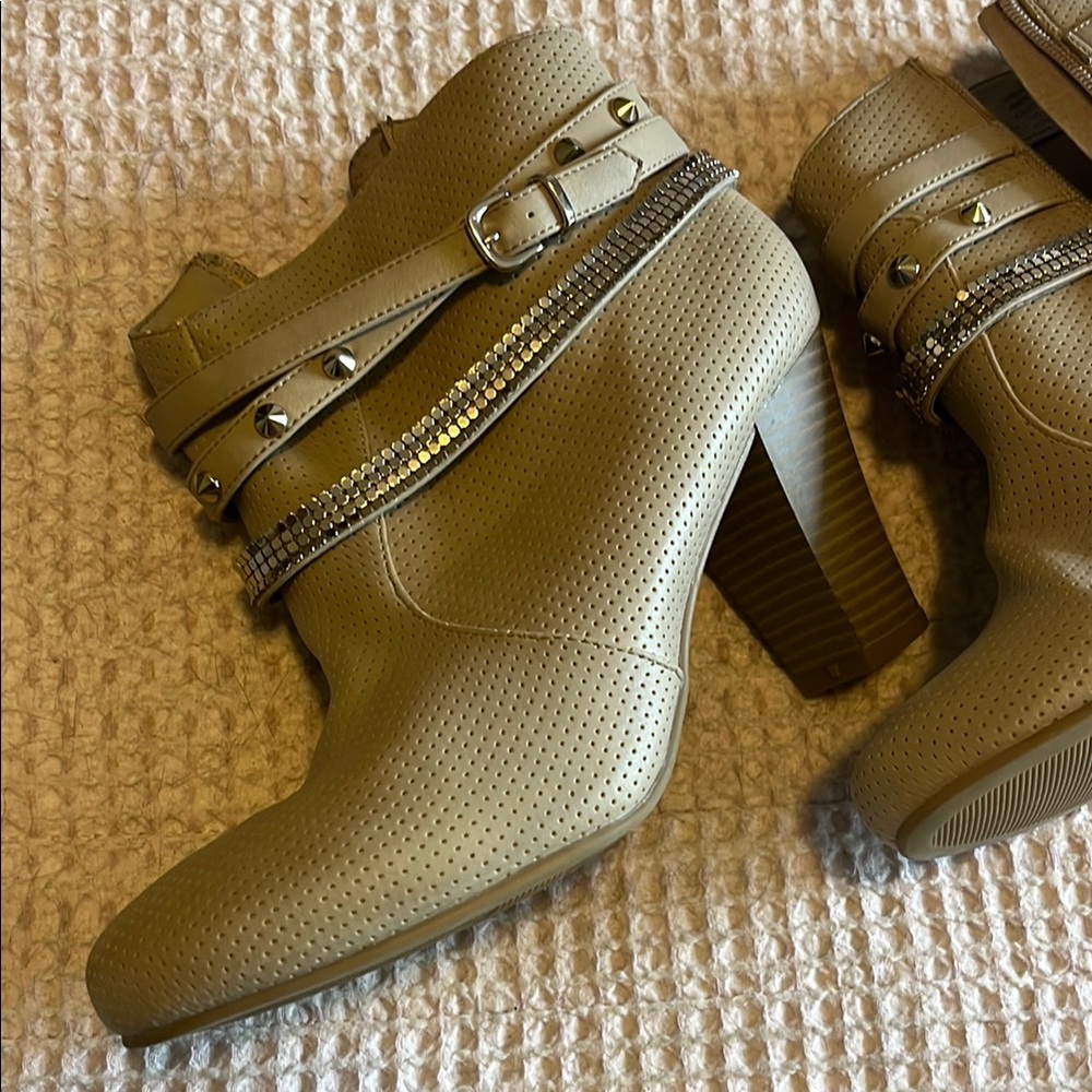 Jennifer Lopez Tan Ankle Booties with Chunky Heel
